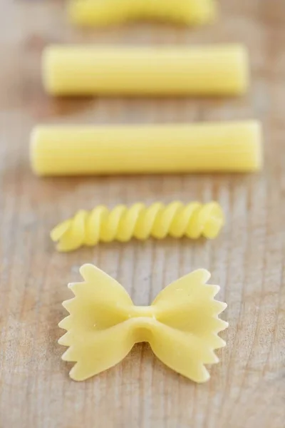 Diverse soorten rauwe pasta — Stockfoto