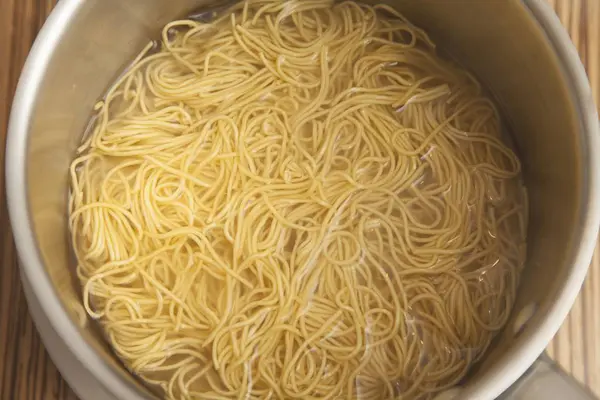 Gekookte spaghetti in pan — Stockfoto