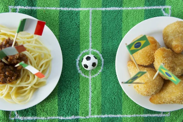 Draufsicht auf Spaghetti und Salgadinhos — Stockfoto