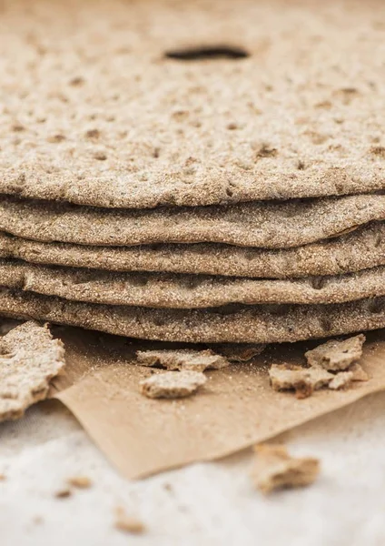 Zásobník kulatý žitný křehký chléb — Stock fotografie