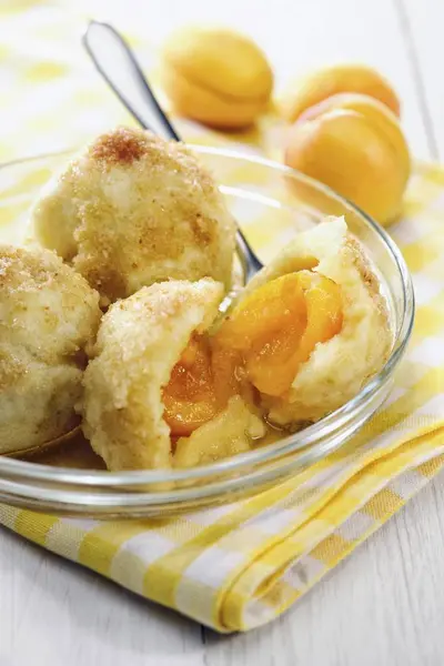 Marillenknödel mit Butterbrösel — Stockfoto