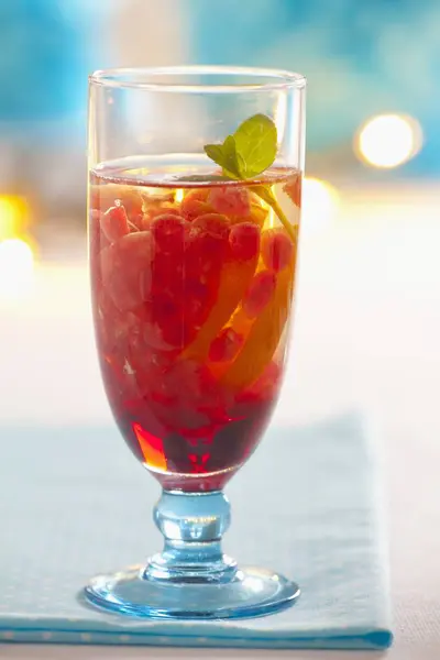 Pomegranate iced tea with lemon — Stock Photo, Image