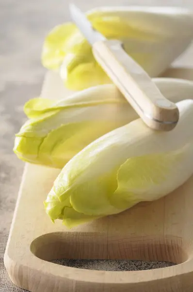 Chicory on a chopping board — Stock Photo, Image