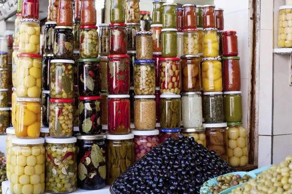 Lotes Frascos Alimentos Conservados Variados Montes Azeitonas Uma Loja — Fotografia de Stock
