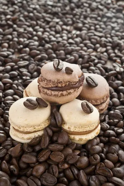 Coffee and vanilla macaroons — Stock Photo, Image