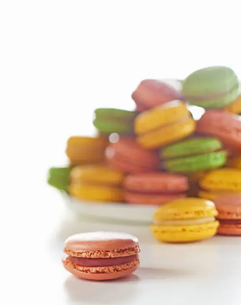 Macarons colorés et assiette — Photo