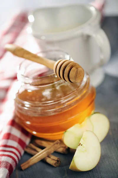 Honey with wooden dipper — Stock Photo, Image