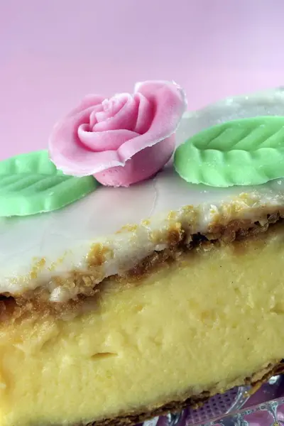 Fetta di crema decorata con un fiore di zucchero — Foto Stock