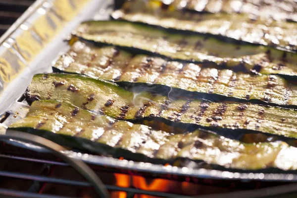 Bandes Courgette Dans Plateau Aluminium Sur Barbecue — Photo