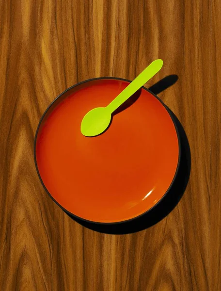 Red Plate Green Wooden Spoon Wood Effect Background — Stock Photo, Image