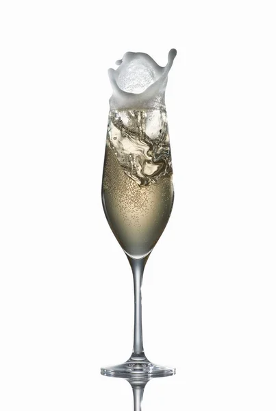 Bir cam dışarı sıçramasına şampanya — Stok fotoğraf