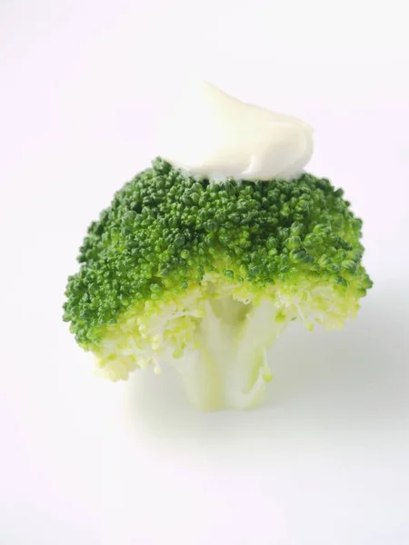 Cooked broccoli with blob of mayonnaise — Stock Photo, Image