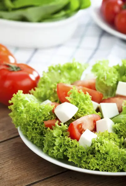 Levante la lechuga con tomates — Foto de Stock