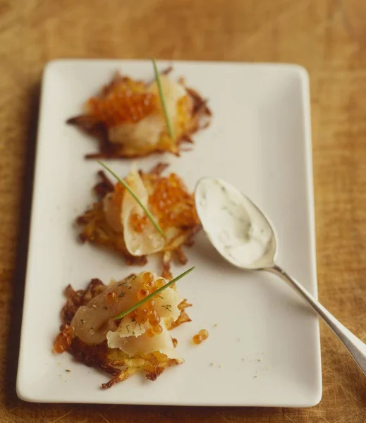 Mini buñuelos de papa con salmón ahumado —  Fotos de Stock