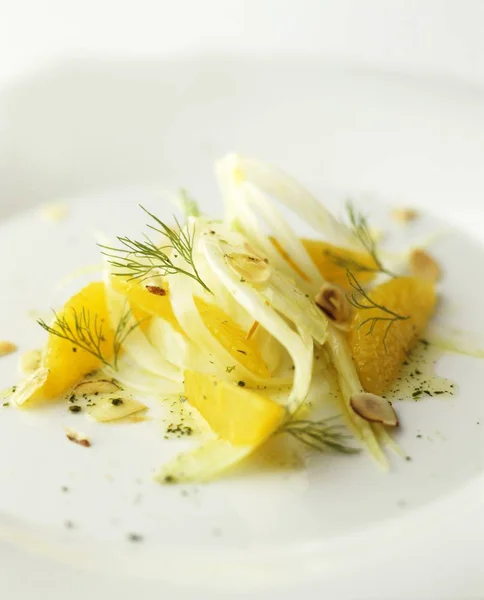 Fenchelsalat mit Haselnüssen — Stockfoto