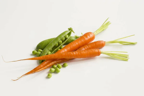 Arvejas y zanahorias frescas — Foto de Stock