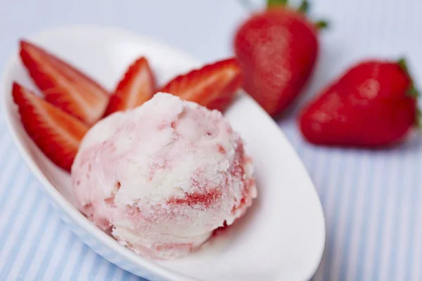 Scoop of frozen yoghurt — Stock Photo, Image