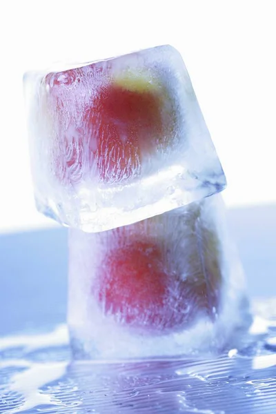 Абрикосы в кубики льда — стоковое фото