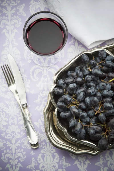 Kırmızı şarap ile kırmızı üzüm — Stok fotoğraf
