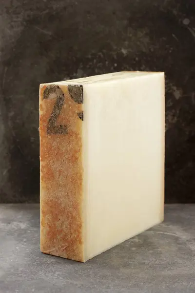 Κομμάτι του τυριού Gruyre — Φωτογραφία Αρχείου