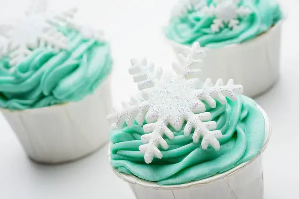 Cupcakes, dekorerade med grön glasyr — Stockfoto