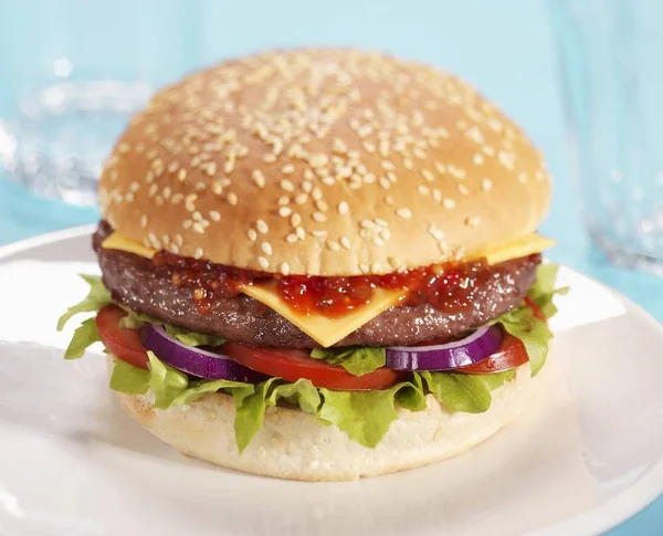 Cheeseburger z pomidorami i ketchup — Zdjęcie stockowe