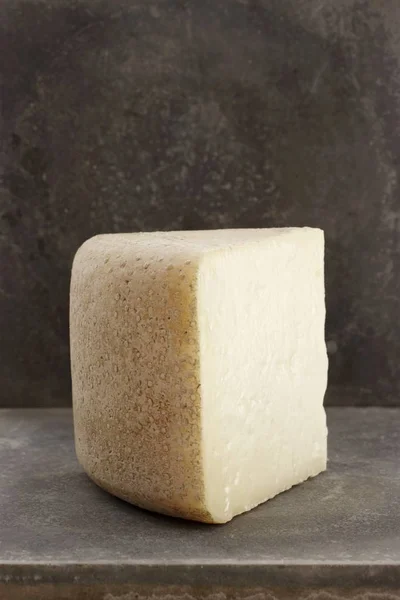 Morceau de fromage Pecorino — Photo