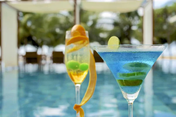 Tropical Cocktails by the pool — Stock Photo, Image