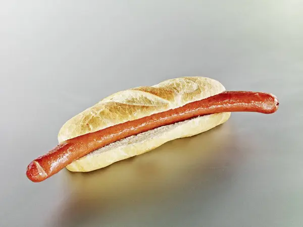 Rouleau de baguette avec saucisse — Photo