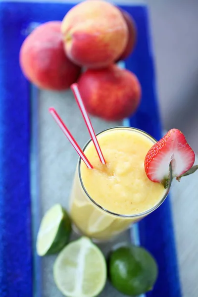 Peach margarita in glass — Stock Photo, Image