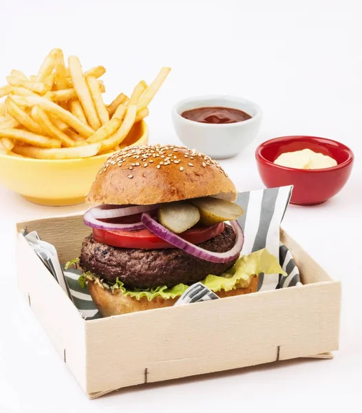 Hamburger z frytkami i sosy — Zdjęcie stockowe