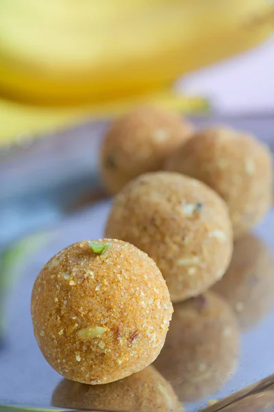 Laddu グラムの小麦粉 バター ココナッツと砂糖で作ったお菓子 — ストック写真