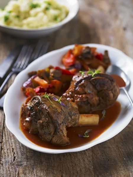 Braised lamb shanks with peppers — Stock Photo, Image