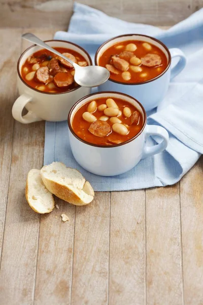 Frijoles Con Salchicha Tocino Salsa Tomate Macetas Sobre Superficie Madera —  Fotos de Stock