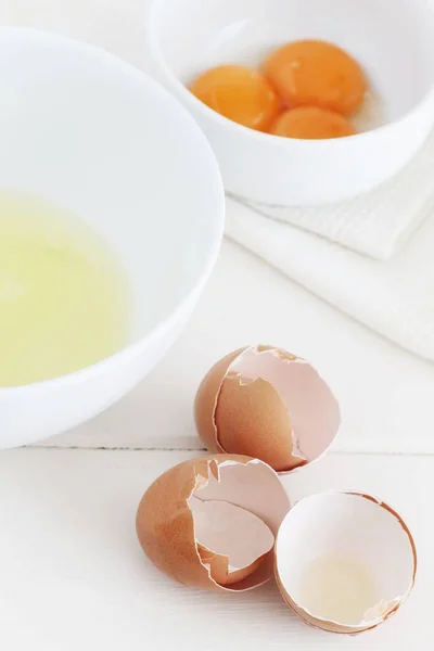 Törött tojást és a tojáshéj — Stock Fotó