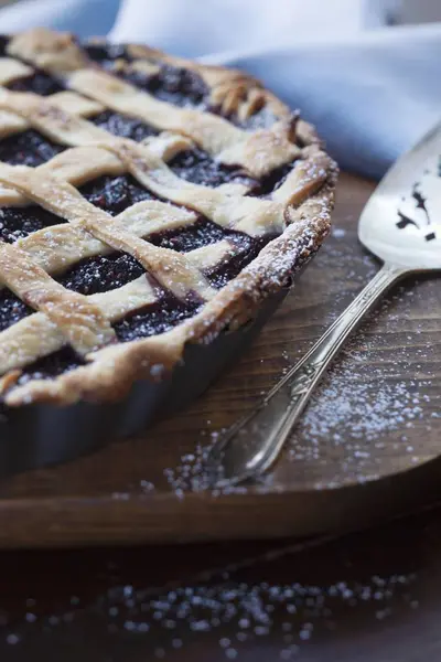 Tarte aux mûres fraîchement cuite — Photo