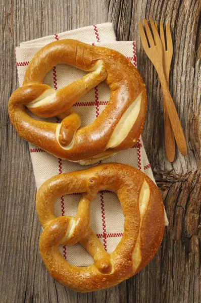 Pretzels en una toalla de té —  Fotos de Stock