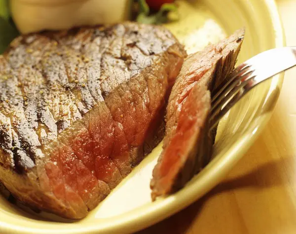 Gesneden van zeldzame biefstuk — Stockfoto