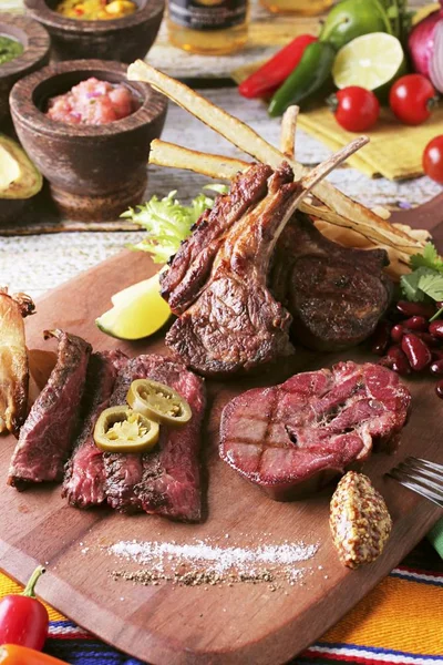 Plato de parrilla con carne de res y cordero —  Fotos de Stock