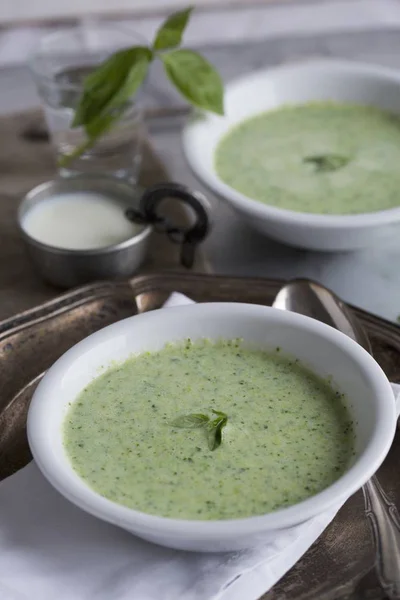 Verhoogde Weergave Van Basilicum Gezuurde Melk Soep Kommen — Stockfoto