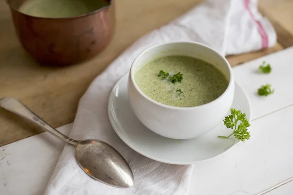 Creme Sopa Brócolis Tigela Branca Sobre Toalha Com Colher — Fotografia de Stock