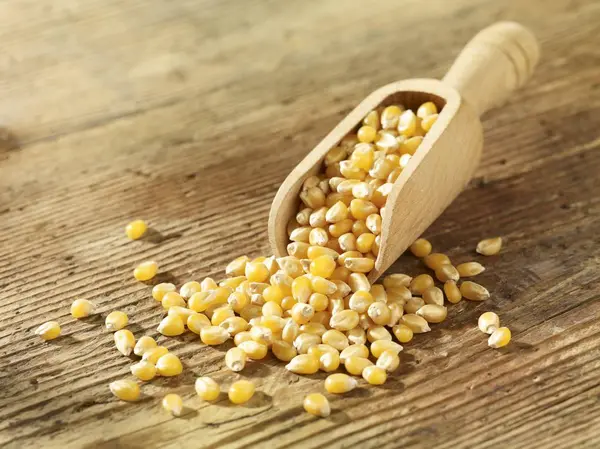 Popping kukurydzy w scoop — Zdjęcie stockowe