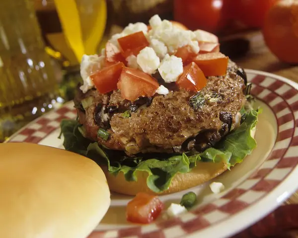 Řecký hamburger s černými olivami — Stock fotografie