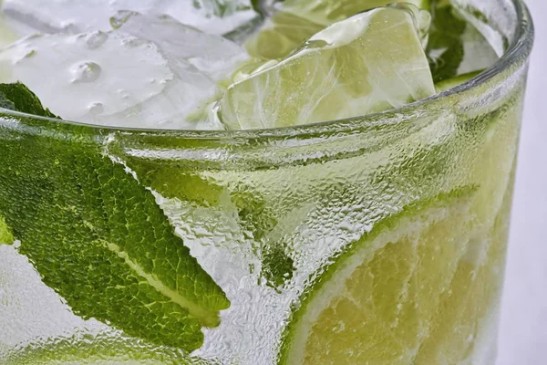 Menta fresca en Mojito — Foto de Stock