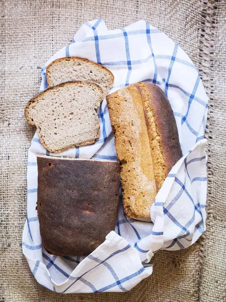 Dos panes de masa fermentada casera — Foto de Stock