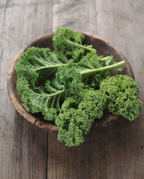 Chou vert dans un bol en bois — Photo