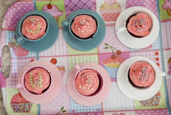 Magdalenas rosadas con velas de cumpleaños — Foto de Stock