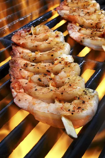 Vista Cerca Pinchos Gambas Picantes Parrilla Llamas — Foto de Stock