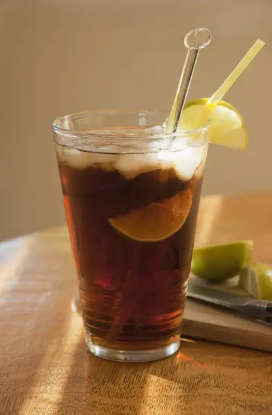 Closeup View Cola Rum Limes Ice Cubes Ray Sunshine — Stock Photo, Image