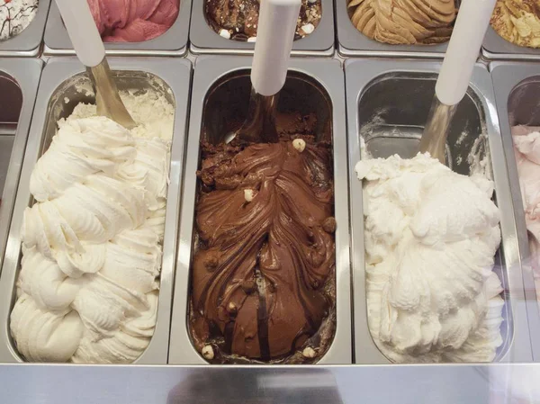 Vários tipos de sorvete em recipientes de metal — Fotografia de Stock